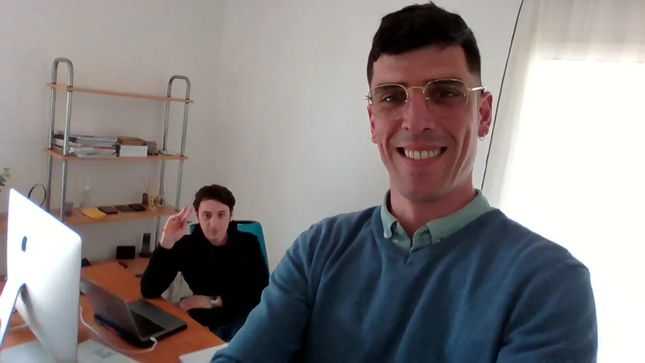 Diogo Ferreira au travail avec un collègue